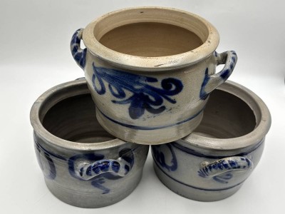 Auktion 364<br>3x Schmalztöpfe mit Blaumalerei, graues Steinzeug, um 1900, alle Handarbeit, ca. 4 Liter, H-14 cm, B-ca 24 cm [1]