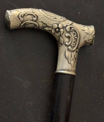 Auktion 364<br>Spazierstock mit Silbergriff-800-, Gebrauchsspuren, L-ca. 88 cm [1]