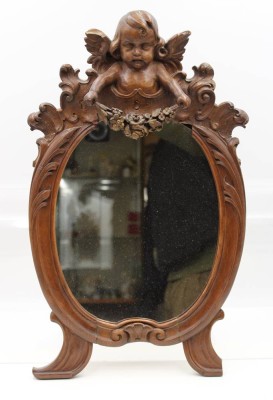 Auktion 364<br>Wandspiegel um 1900, Putto als Bekrönung, div. kl. Beschädigungen, ca. 35,5 x 33cm [1]