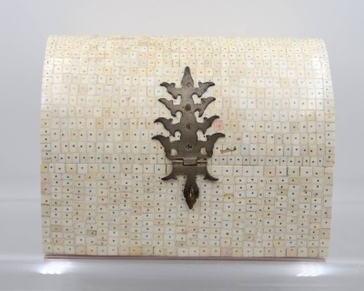 Auktion 364<br>kl. Truhe, mit Beinauflagen, älter, Herkunft?, H-22cm B-30,5cm T-20cm [1]