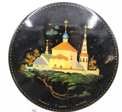 Auktion 364<br>russische Lackdose, signiert, Kirchendarstellung, ca. H-2,5cm, D-10cm [1]