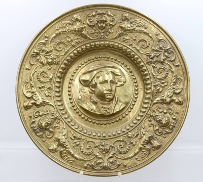 Auktion 364<br>Wandteller, reliefiertes Messingblech, mittig Motiv nach Hohlbein, D-39cm [1]