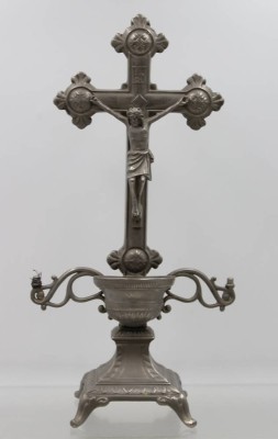 Auktion 364<br>Tisch-Kruzifix mit kl. Weihwasserbecken, älter, Zinn, ca, H-34,5cm [1]