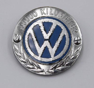 Auktion 364<br>2x VW-Plaketten, 100000 KM, ca. D-5,4cm [1]