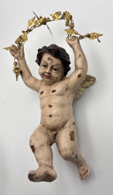 Auktion 364<br>Putto, farbig gefasst, Holz, älter, div. Farb-Abplatzer, H-18 cm, mit Krnz ca. 25 cm [1]