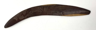 Auktion 364<br>vintage australischer Bumerang, eine Seite beschnitzt mit Känguruhs, L-44 cm [1]