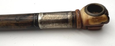 Auktion 364<br>alte Opium-Pfeife, Pfeifenkopf geschnitzte Faust, Mundstück Stein??, L-45 cm [1]