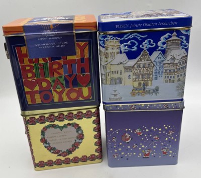 Auktion 364<br>4 Blechdosen mit Spieluhren, alle Werke laufen, gut erhalten, 12 x 9 x 12 cm, Leibnitz und Lebkuchen etc. [1]