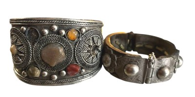 Auktion 364<br>1 Armreif, 1 Armspange, unedles Metall, 1x Leder, 2 Steine fehlen [1]