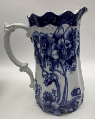 Auktion 364<br>Jugendstil-Milchkanne, Flow Blue Dekor, H-20,5 cm [1]