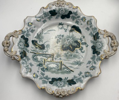 Auktion 364<br>kl. Kuchenteller mit Griffen, Stone China, wohl England 19.Jhd. D-25,5 cm [1]