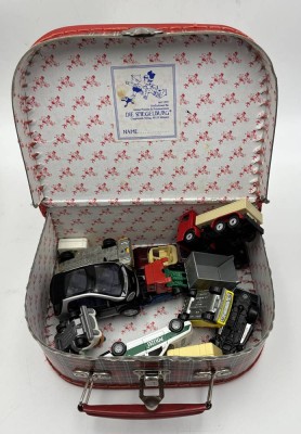 Auktion 364<br>kl. Puppen-Handkoffer mit 11 x div. Druckguss-Autos, Koffer  8x20x14 cm [1]