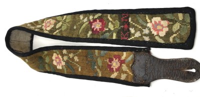 Auktion 364<br>Klingelzug oder ähnliches, Gobelin mit Lederende, L-ca. 80 cm, B-6,5 cm [1]