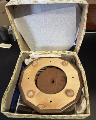 Auktion 364<br>einstöckige Erzgebirge Pyramide in OVP, DDR um 1960, Modell Nr. 9704, mit 4 Kurrende Sänger, Vollständigkeit nicht überprüft [1]