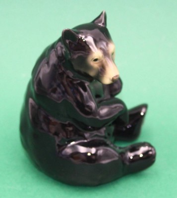 Auktion 364<br>sitzender Braunbär, H-11 cm, wohl Russland [1]