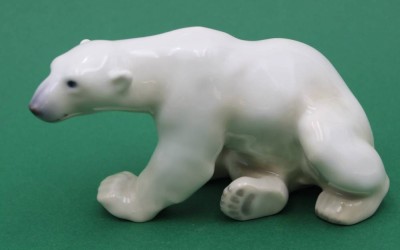 Auktion 364<br>Bing & Gröndahl Denmark Eisbär ,#2217, H-6 cm, L-11 cm, [1]