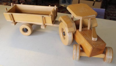 Auktion 364<br>gr. Holztraktor mit Gespann, ungemarkt, wohl 50/60er Jahre, ca. H-27cm L-88cm [1]