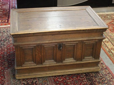 Auktion 364<br>flache Barock-Truhe, 18. Jhd., H-56cm B-90cm T-57,5cm [1]