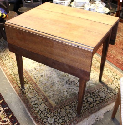 Auktion 364<br>Gateleg-Tisch, wohl England, älter, ein Schub, Hölzer zum festsetzten der Seiten fehlen, ca. H-78cm B-80cm, T-63-115cm [1]