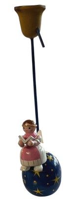 Auktion 364<br>Erzgebirge Kerzenständer mit Weihnachtsengel auf Kugel, bemalt mit Sternen, H-18 cm [1]