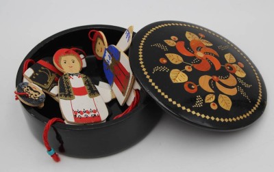Auktion 364<br>russische Lackdose mit Blumenbemalung und drei Hampelmännern, Dose H-5 cm, D-13 cm, Marionwtten H-9 cm [1]