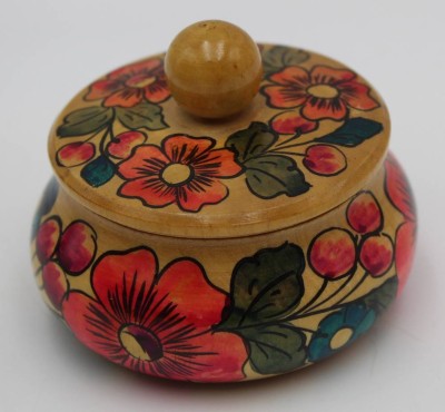 Auktion 364<br>kl. russische Dose mit Blumenbemalung, gefüllt mit kl. Holzperlchen, H-5,5 cm, D-7 cm [1]