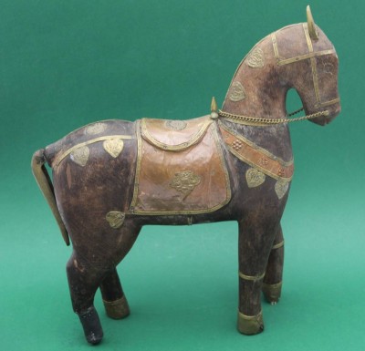 Auktion 364<br>viktorian. Marwari Pferdeskulptur,  Holz mit metallischen Verzierungen.  Kette als Nasenriemen. Schöne und fein gearbeitete Verzierungen aus Kupfer-Messing, 1x fehlt ein Ohr und eine Huf-Verkleidung, H-30 cm, L-26 cm [1]