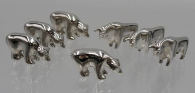 Auktion 364<br>4 kl. Bären und 3 Stiere, versilbert, Börse, ca. H-2cm [1]