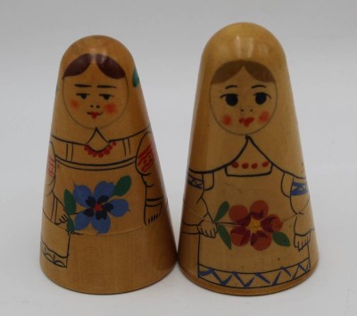 Auktion 364<br>2kl. russ. Matroschkas mit je 1 Püppchen drin, H-0,5 cm [1]