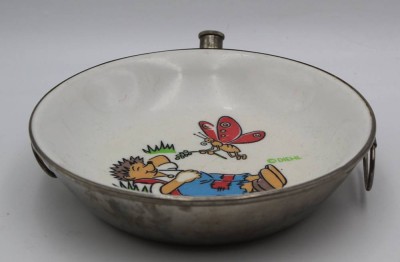 Auktion 364<br>Kinder Warmhalteschale mit Mecki, H-5 cm, D-18,5 cm,  anbei Zwiebelmuster Warmhalteschale, beschädigt, Ablass fehlt [1]