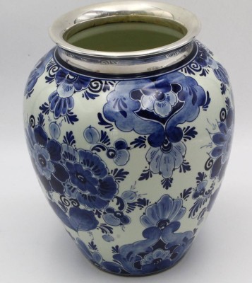 Auktion 364<br>gr. Delft Vase mit Blaumalerei und breiten Silberhals -925-, Handgemalt, H-22 cm, [1]
