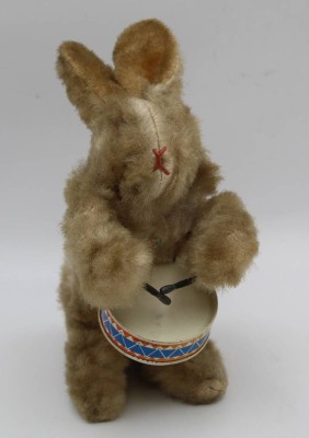 Auktion 364<br>Trommelhase, Schlüsselwerk läuft, bespielte Erhaltung, H-18 cm [1]