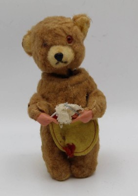 Auktion 364<br>mechan. Strickbär, Schlüsselwerk läuft, H-15 cm [1]