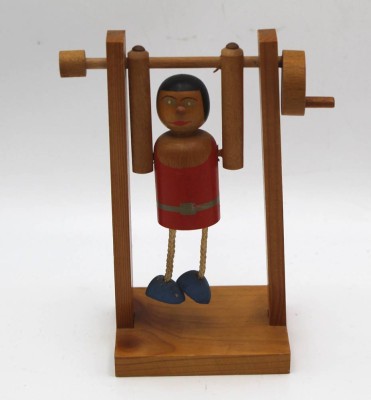 Auktion 364<br>Turnerin am Reck, Holz, Handkurbel, 15x11 cm [1]