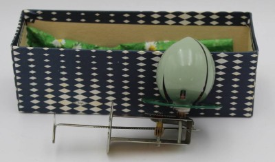 Auktion 364<br>vintage Blechspielzeug, China, rotierendes Ei, innen Vogel, H-6 cm, L-11 cm [1]