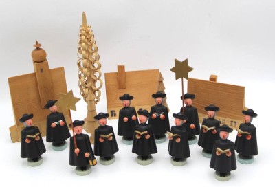 Auktion 364<br>Erzgebirge-gr. Kurrende Sänger  mit Häusern, Bäumen, zusammen 18 Teile, H-max 19 cm, Sänger 8 cm [1]