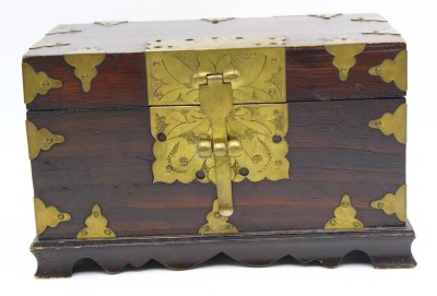Auktion 364<br>chines. Schmuckkasten, Holz mit Messingbeschlägen, H-13 cm, 12x21 cm, [1]