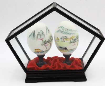 Auktion 364<br>2 bemalte Hühnereier in Glasvitrine, H-13 cm, L-16 cm [1]