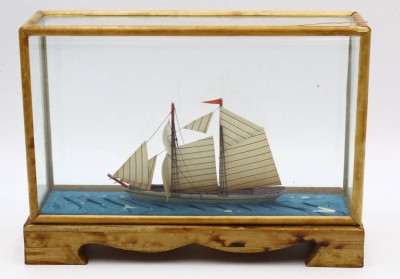 Auktion 364<br>Modell Segelschiff in Tischvitrine, H-14 cm, 20x5 cm [1]