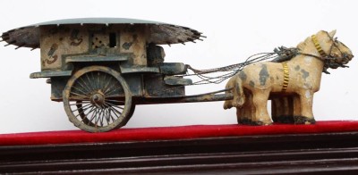 Auktion 364<br>Bronze Karren des Kaisers QIN SHI HUANG'S  aus dem Mausoleum mit der Terrakotta-Armee, Kopie, Sockel 26x15 cm [1]