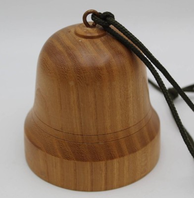 Auktion 364<br>Holz-Spieluhr in  Glockenform, 9x9  cm, Werk läuft [1]