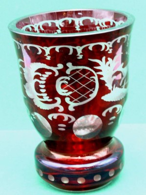 Auktion 364<br>Rubinglas-Fussbecher mit Barockschliff, Böhmen, H-12 cm, D-9 cm [1]