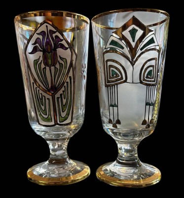 Auktion 364<br>2 Art Deco Pokalgläser auf Stand, handbemalt und signiert, H- je 15,5 cm, beide gut erhalten [1]