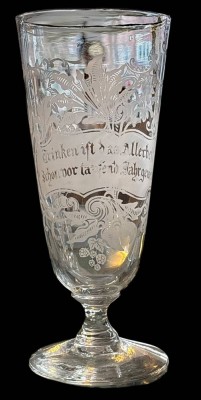 Auktion 364<br>Kelchglas auf Stand, beschliffen, Trinkspruch, H-17 cm [1]