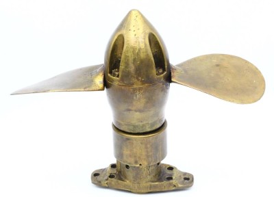 Auktion 364<br>2 flügeliger Schiffspropeller, massiv Messing, div. Nummern, Alter?, Flügel lassen sich verstellen, 15 kg., B-41 cm, H-31 cm [1]