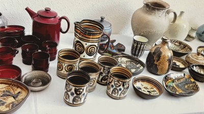 Auktion 364<br>16 Bananenkartons Kunstkeramik von Bücking-Börnsen aus der Cuxhavener Werkstatt (gegr. 1949)  Weidenstieg 4-Erika Bücking 1916 -1984, Solveig Börnsen  1925 -2021, [1]