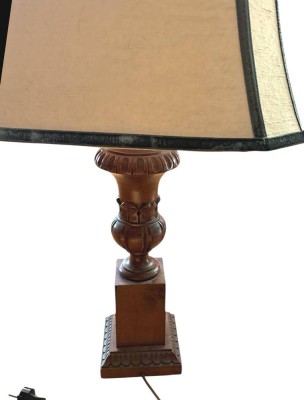Auktion 364<br>Tischlampe mit gedrechselten Holzstand, H-ca. 60 cm [1]