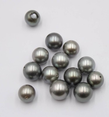 Auktion 364<br>Muschelkern-Perlen, grau. 13 Stück eine defekt, Größte ca. D-1,4cm [1]