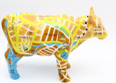 Auktion 364<br>gr.Keramik Kuh als Sparschwein, bemalt mit Hamburg-Strassenkarte, H-18 cm, L-28 cm [1]