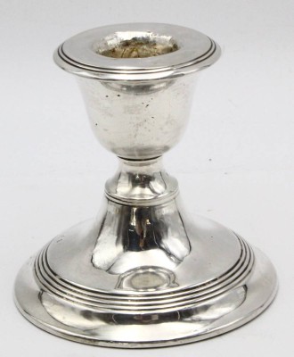 Auktion 364<br>Kerzenhalter, Sterling Silber, Sheffield, England, H-8 cm, gefüllter Stand, 209 gr., guter Zustand [1]